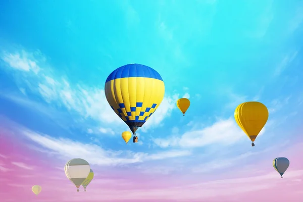 素晴らしい夢だ 雲と明るい空の熱気球 — ストック写真