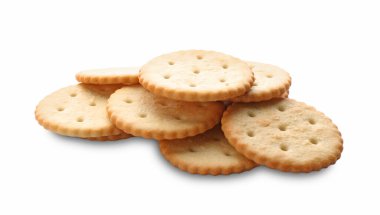 Beyaza izole edilmiş çıtır krakerler. Lezzetli yemek.