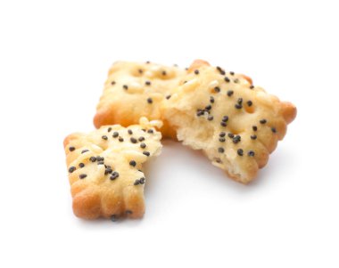 Lezzetli çıtır krakerler, beyaz üzerine izole edilmiş haşhaş ve susam tohumları.