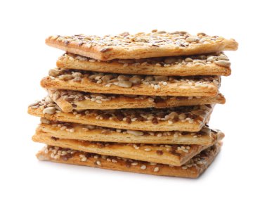 Bir yığın lezzetli çıtır kraker ve beyaz üzerine farklı tohumlar.