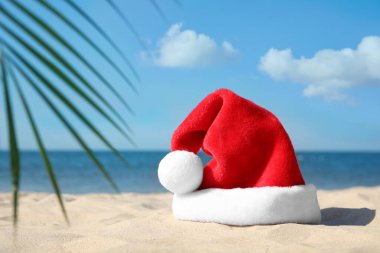Kumsalda Noel Baba 'nın şapkası, mesaj için yer. Noel tatili