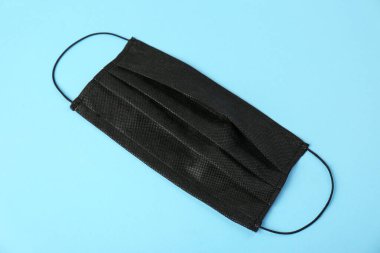 Açık mavi arka planda ev yapımı koruyucu yüz maskesi