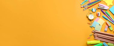 Turuncu arka planda okul kırtasiyesi, mesaj için yeri olan düz bir yer. Okula geri dön.