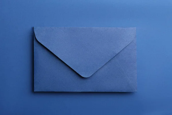 Envelope Papel Fundo Azul Vista Superior — Fotografia de Stock