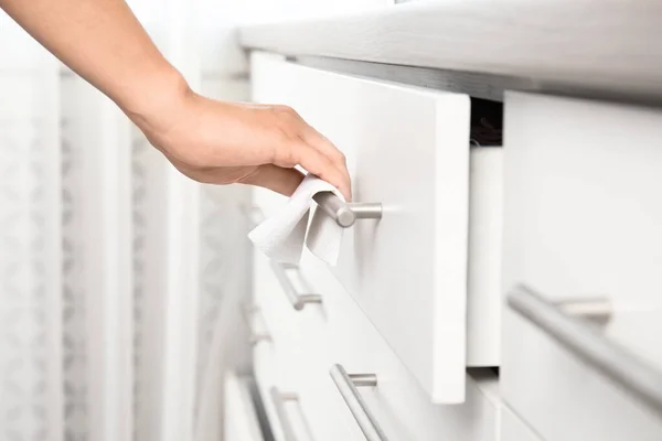 Çekmeceyi Açmak Için Kağıt Mendil Kullanan Kadın — Stok fotoğraf