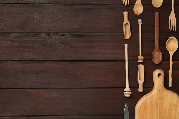 Conjunto Utensílios Cozinha Modernos Sobre Mesa Madeira Marrom Flat Lay — Fotografia de Stock