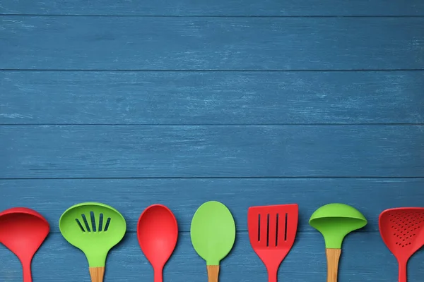 Set Utensilios Cocina Modernos Sobre Mesa Madera Azul Plano Espacio —  Fotos de Stock