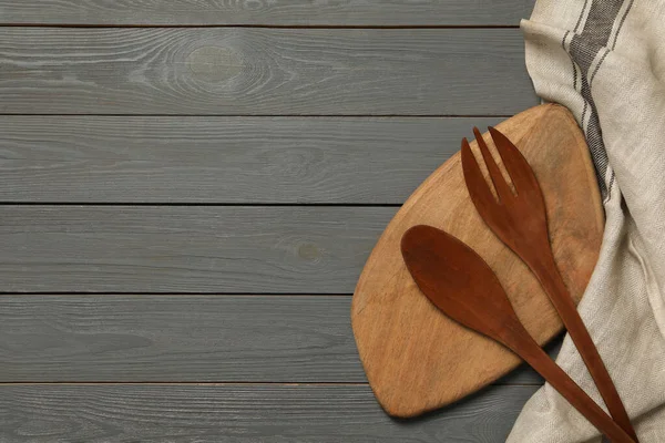 Tablero Madera Cuchara Tenedor Cerca Toalla Mesa Plano Con Espacio — Foto de Stock