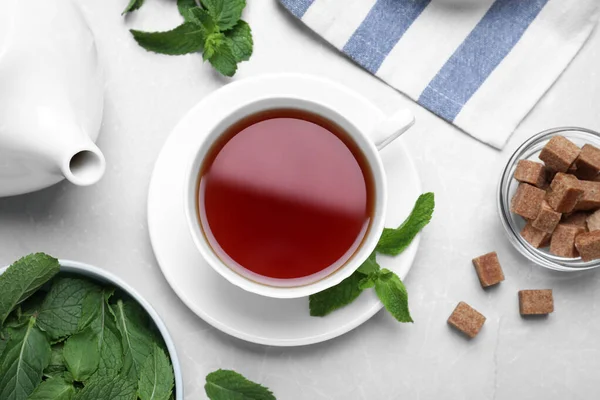 Lapos Tojásrakás Csésze Forró Aromás Menta Tea Könnyű Asztalon — Stock Fotó