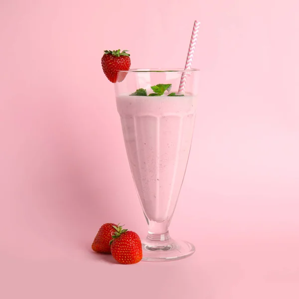 Leckerer Frischer Milchshake Und Erdbeeren Auf Rosa Hintergrund — Stockfoto