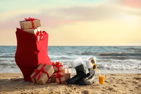 Santa Boots Cocktail Sunglasses Bag Presents Beach Christmas Vacation — Stock Photo, Image