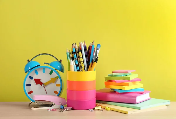 Conjunto Artigos Papelaria Escolar Despertador Mesa Contra Fundo Amarelo Volta — Fotografia de Stock