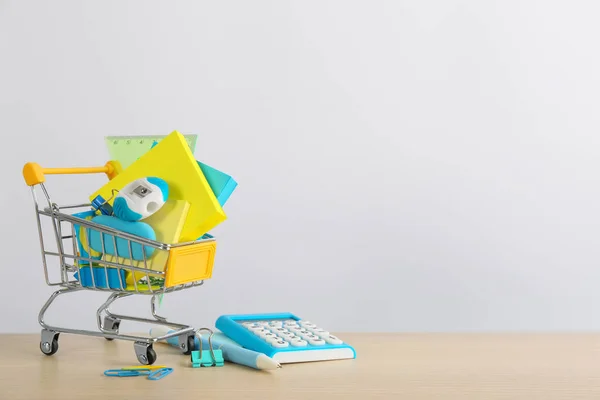 Diferentes Papelería Escuela Sobre Mesa Sobre Fondo Blanco Espacio Para —  Fotos de Stock