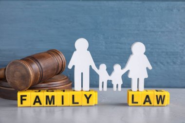 Mektuplu küpler, Yargıç Tokmak ve aile figürü ışık masasında. Aile hukuku kavramı