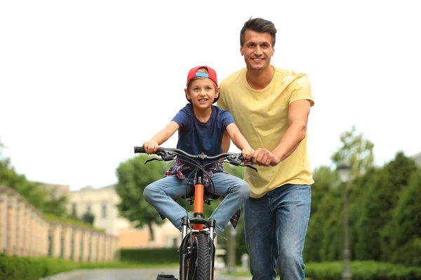 Papa Enseigne Son Fils Faire Vélo Extérieur — Photo