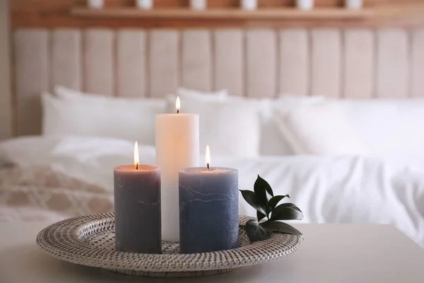 Tablett Mit Brennenden Kerzen Und Blättern Auf Weißem Tisch Drinnen — Stockfoto