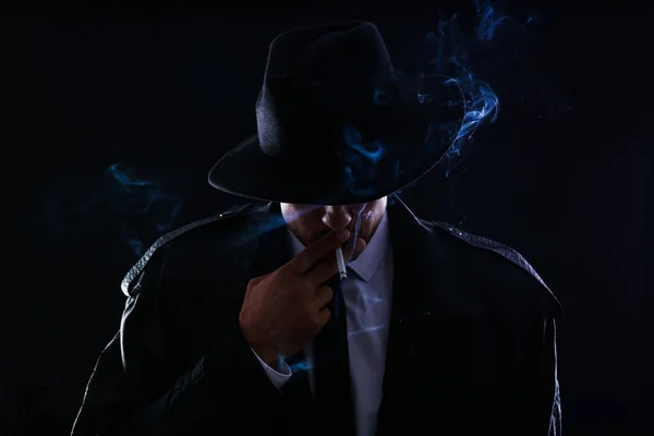 Altmodischer Detektiv Raucht Zigarette Auf Dunklem Hintergrund — Stockfoto