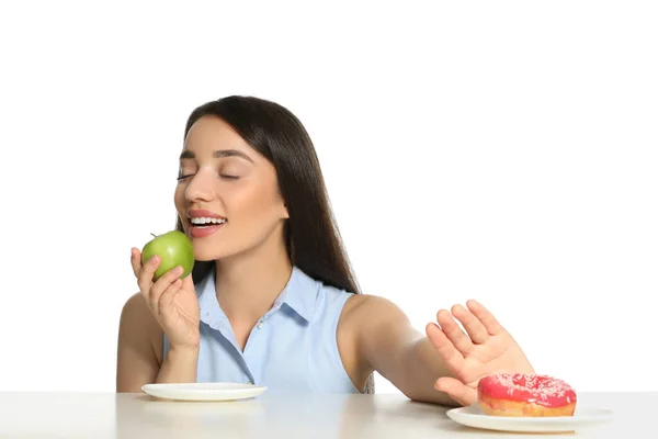 Mujer Eligiendo Entre Manzana Donut Mesa Sobre Fondo Blanco —  Fotos de Stock