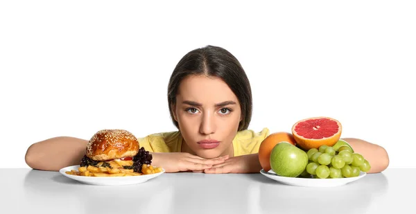 Γυναίκα Επιλέγοντας Ανάμεσα Φρούτα Και Burger Τηγανητές Πατάτες Λευκό Φόντο — Φωτογραφία Αρχείου