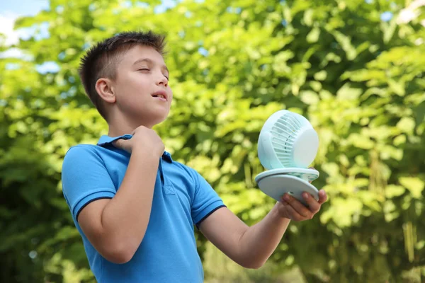 Chlapec Užívá Proudění Vzduchu Přenosného Ventilátoru Venku Letní Teplo — Stock fotografie