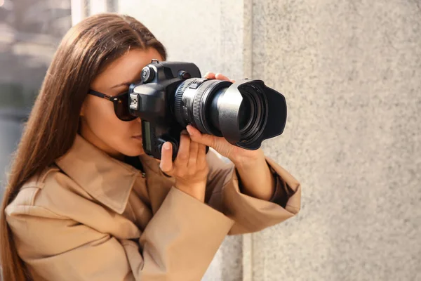 Şehir Caddesinde Kameralı Özel Dedektif Gözetleme Yapıyor — Stok fotoğraf