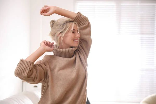 Mujer Feliz Suéter Con Estilo Sala Luz —  Fotos de Stock