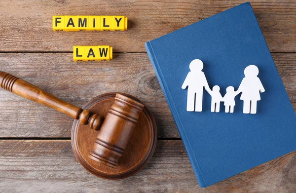 Οικογενειακό Δίκαιο Επίπεδη Σύνθεση Lay Βιβλίο Και Δικαστής Σφυρί Ξύλινο — Φωτογραφία Αρχείου