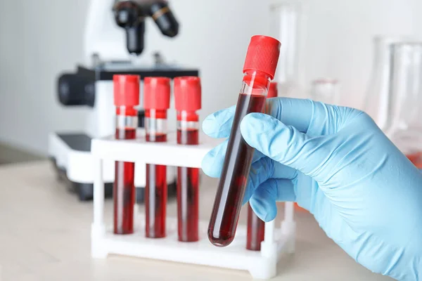 Científico Tomando Probeta Con Muestra Sangre Del Estante Mesa Primer — Foto de Stock