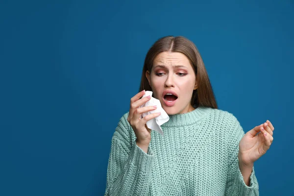 Junge Frau Niest Auf Blauem Grund Raum Für Text Erkältungssymptome — Stockfoto