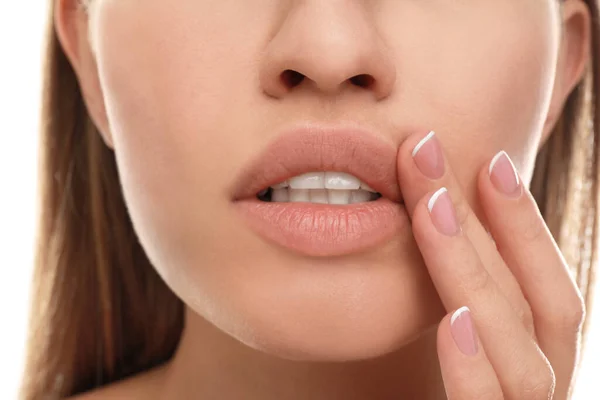 Νεαρή Γυναίκα Κρύα Πληγή Εφαρμογή Κρέμα Στα Χείλη Closeup — Φωτογραφία Αρχείου