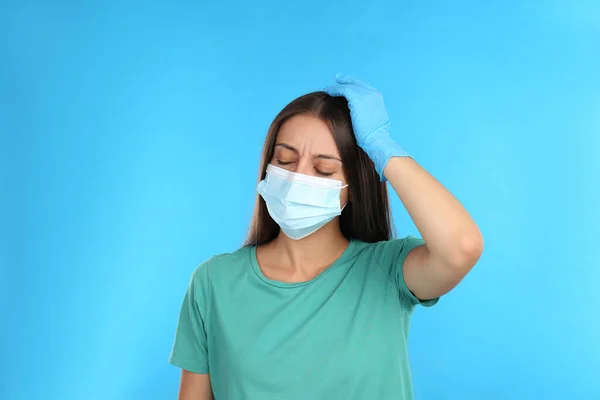 Mulher Estressada Máscara Protetora Fundo Azul Claro Problemas Saúde Mental — Fotografia de Stock