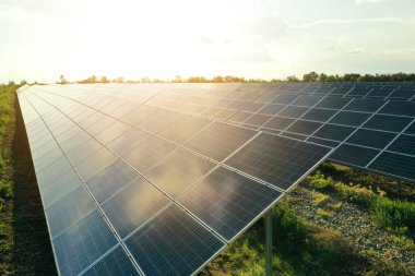 Güneş panelleri dışarı yerleştirildi. Alternatif enerji kaynağı