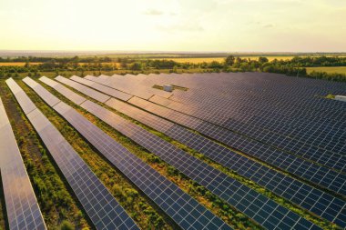 Güneş panelleri dışarı kurulmuş, hava manzaralı. Alternatif enerji kaynağı