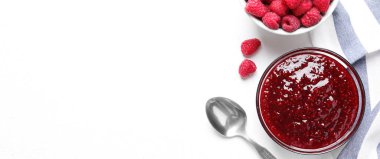 Lezzetli reçel ve beyaz masada taze ahududu. Metin için boşluk