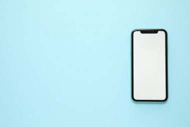 MYKOLAIV, UKRAINE - 07 Temmuz 2020: iPhone 11 açık mavi arka plan, üst manzara. Tasarım için model