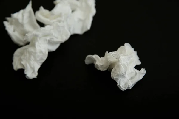 Siyah Arkaplanda Beyaz Kağıt Mendil Kullanıldı — Stok fotoğraf