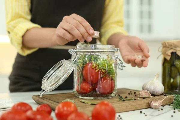 Vrouw Zetten Knoflook Augurk Pot Aan Tafel Keuken Closeup — Stockfoto