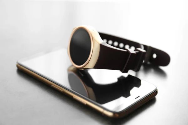 Elegante Relógio Inteligente Telefone Mesa Cinza Close — Fotografia de Stock