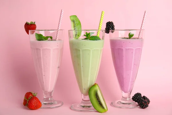 Leckere Frische Milchshakes Und Zutaten Auf Rosa Hintergrund — Stockfoto