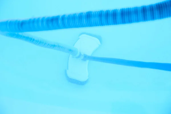 Limpeza Piscina Exterior Com Vácuo Subaquático — Fotografia de Stock