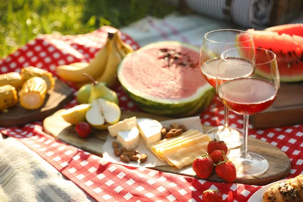 Picknickdecke Mit Leckeren Speisen Und Getränken Freien Sonnigen Tagen Nahaufnahme — Stockfoto
