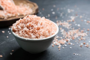 Siyah masadaki seramik kasede pembe himalaya tuzu