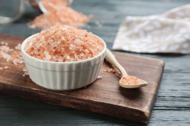 Pembe himalaya tuzu kasede ve kaşık tahtada