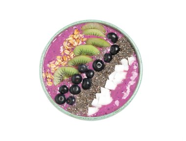 Lezzetli acai smoothie ile sağlıklı kahvaltı ve beyaz tabakta meyveler, üst manzara