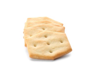 Beyaza izole edilmiş çıtır krakerler. Lezzetli yemek.