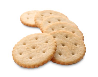 Beyaza izole edilmiş çıtır krakerler. Lezzetli yemek.