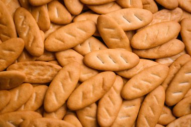 Arka plan olarak pek çok lezzetli kraker, üst görünüm