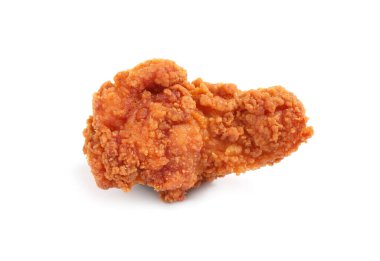 Lezzetli kızarmış tavuk parçası beyazda izole edilmiş.