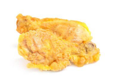 Beyaza izole edilmiş kızarmış tavuk budu.