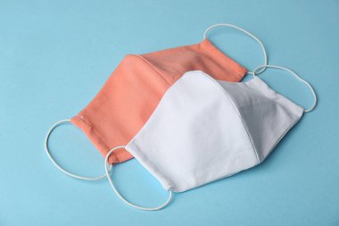 Açık mavi arka planda ev yapımı koruyucu yüz maskeleri
